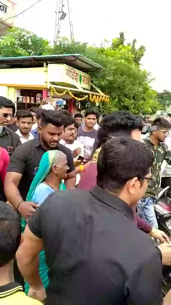 Dekh Lo Sone Ki Dukan Ja Rahi Hai