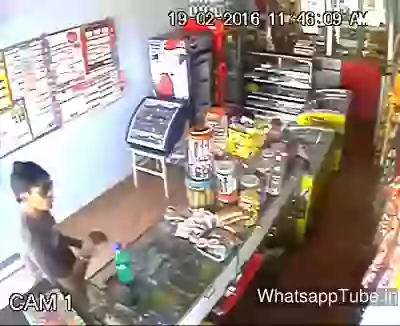 Delhi ki dukan me chain snatching