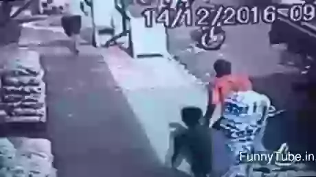 Delivery Boy Kicked The Criminal