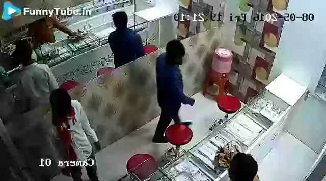 Hilarious attempt fail in jewellery shop